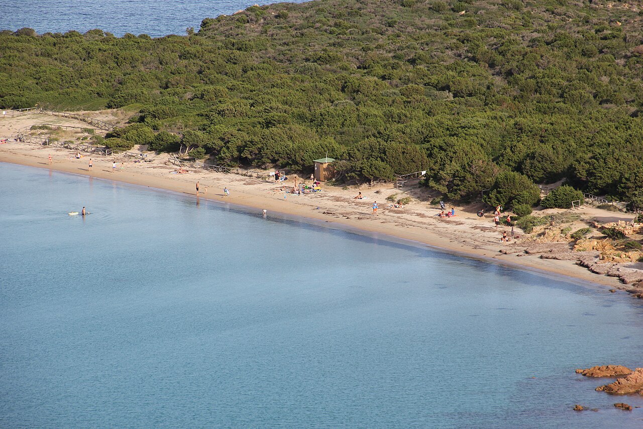 Spiaggia di Punta Est, Italy: sea temperature, photo and map