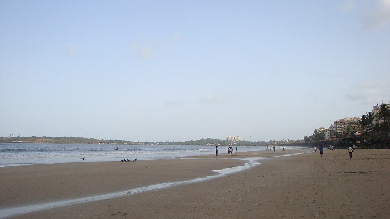Versova Beach, India: sea temperature, photo and map
