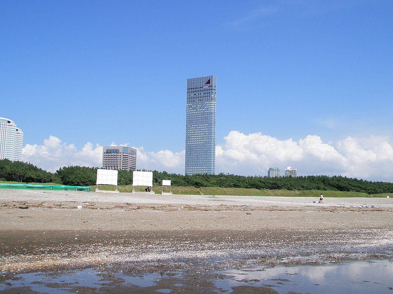 Makuhari Beach, Japan: sea temperature, photo and map