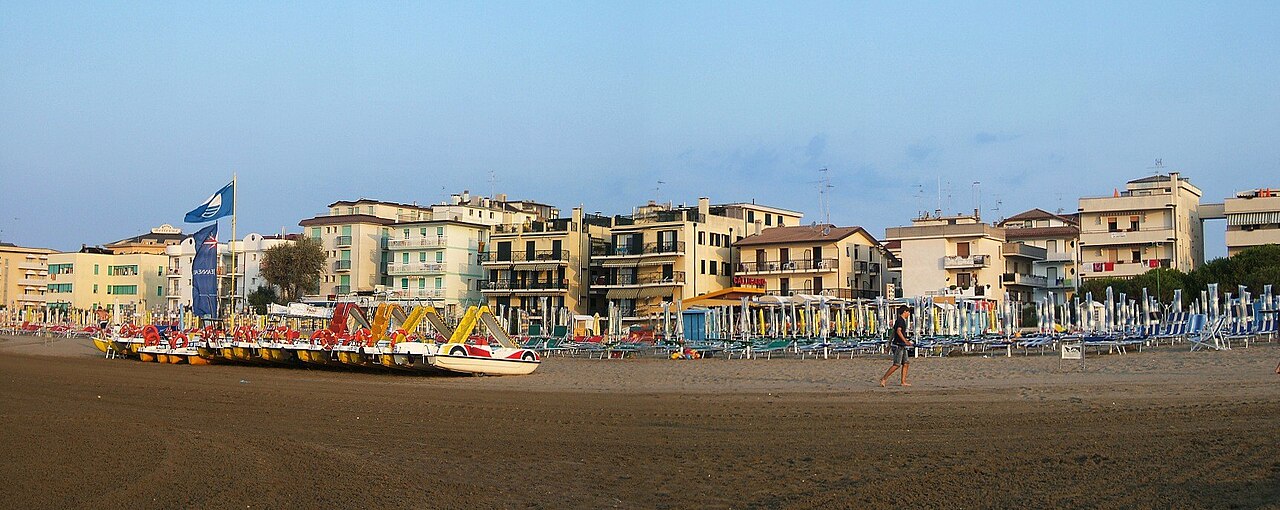 Spiaggia di Ponente, Italy: sea temperature, photo and map