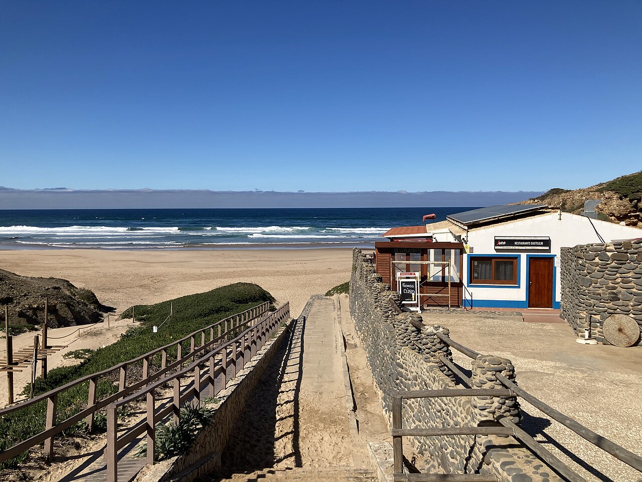 Beach Castelejo, Portugal: sea temperature, photo and map