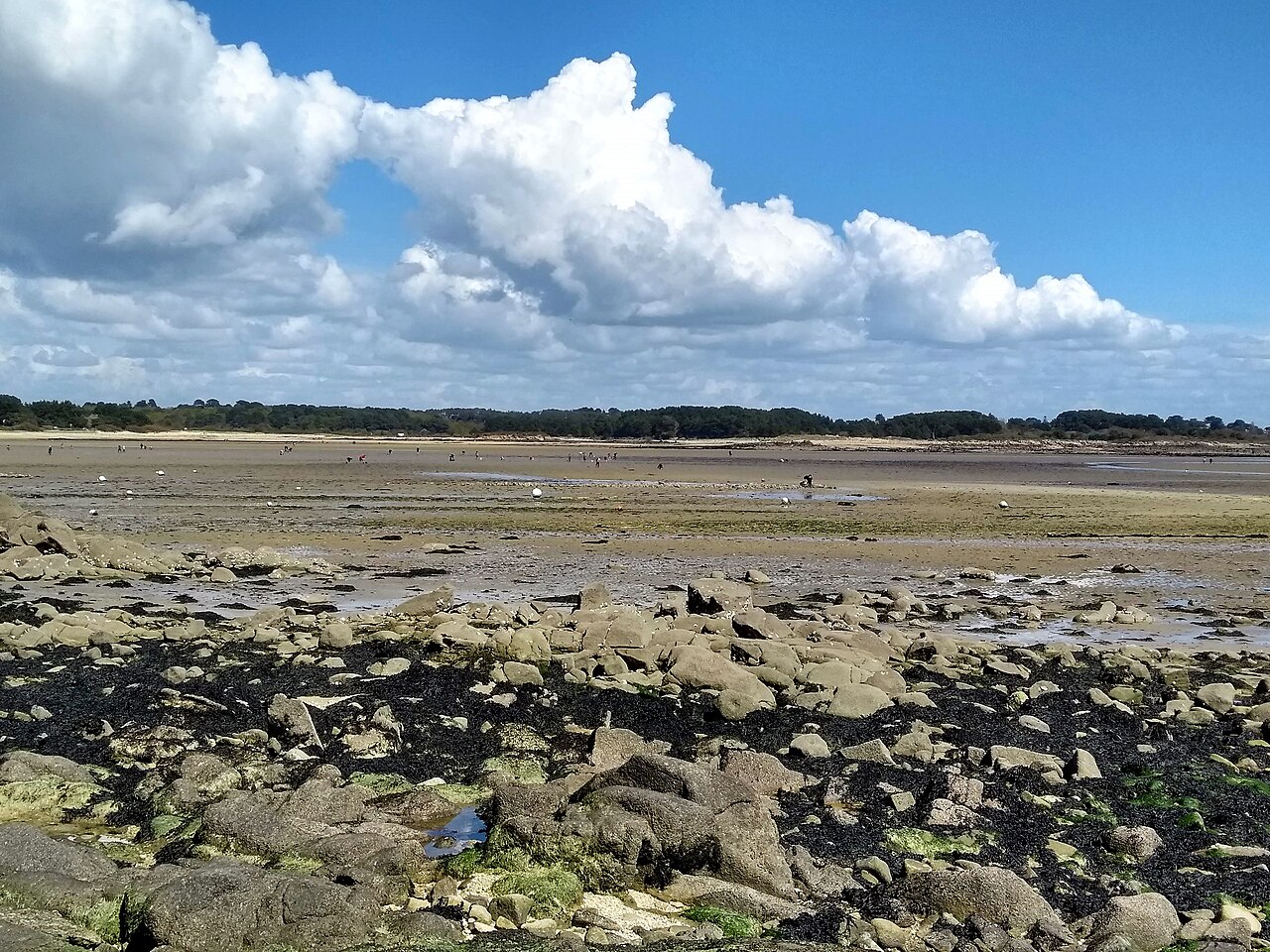 Men Du Beach, France: sea temperature, photo and map